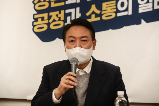 윤석열 국민의힘 대선후보가 28일 서울 여의도 한 카페에서 열린 내일이 기대되는 대한민국 위원회 (MZ세대와 함께 공정과 공존의 일터를 말하다!)에 참석해 인사말을 하고 있다. <국회사진기자단>